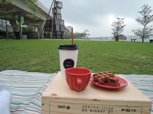 【親子好去處】坐在草地吹住海風歎咖啡