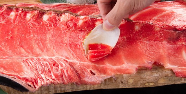 【親子飲食】豊洲水産vip包房用貝殼刮魚肉