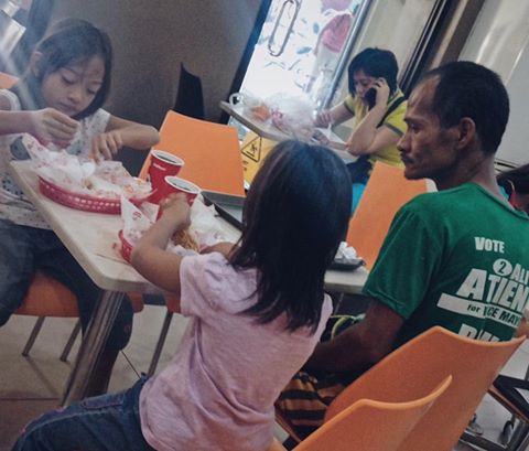 【親子頭條】菲律賓貧父挨餓買炸雞給女兒吃