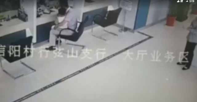 【親子頭條】3歲幼童爬銀行櫃枱被壓斃