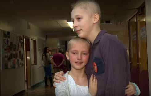 【親子頭條】加拿大9歲女孩為患病兄剃髮籌款