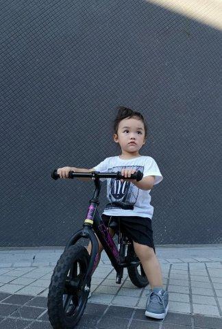 阿仔2歲幾學識踩單車 雖然唔係咩大成就 但佢由好驚到慢慢開始學會 過程中已經好大進步