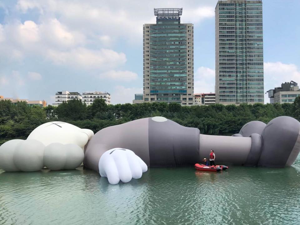 【KAWS:HOLIDAY香港站】巨過黃鴨！37米型格COMPANION「浮」到維港
