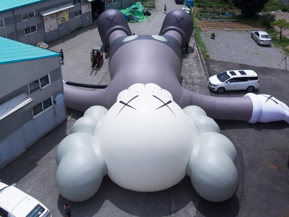 【KAWS:HOLIDAY香港站】巨過黃鴨！37米型格COMPANION「浮」到維港