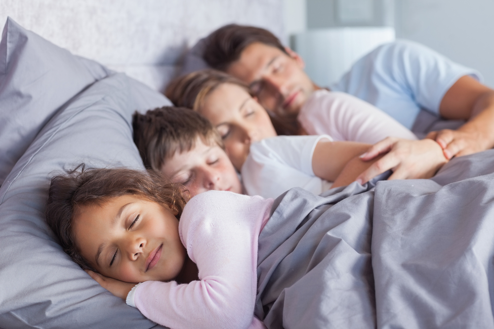 【爭議】孩子自己睡會更獨立？親密育兒法或更好