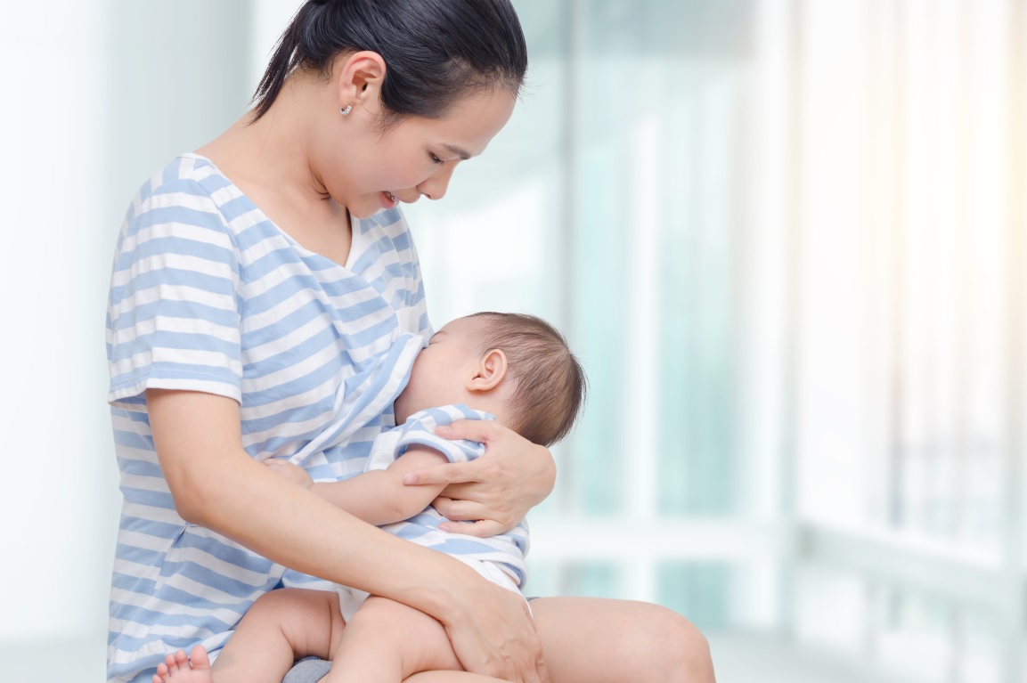 【早啲飲】母乳有助認知發育　BB愈早飲愈叻
