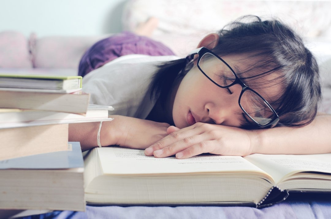 【發育】晚睡的人數學差？醫生提醒補眠補唔返