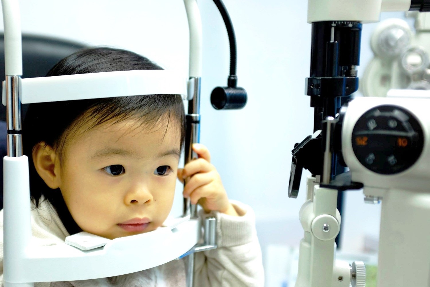 【保護眼睛】暑假係學童近視惡化期  視光師拆解近視8徵兆