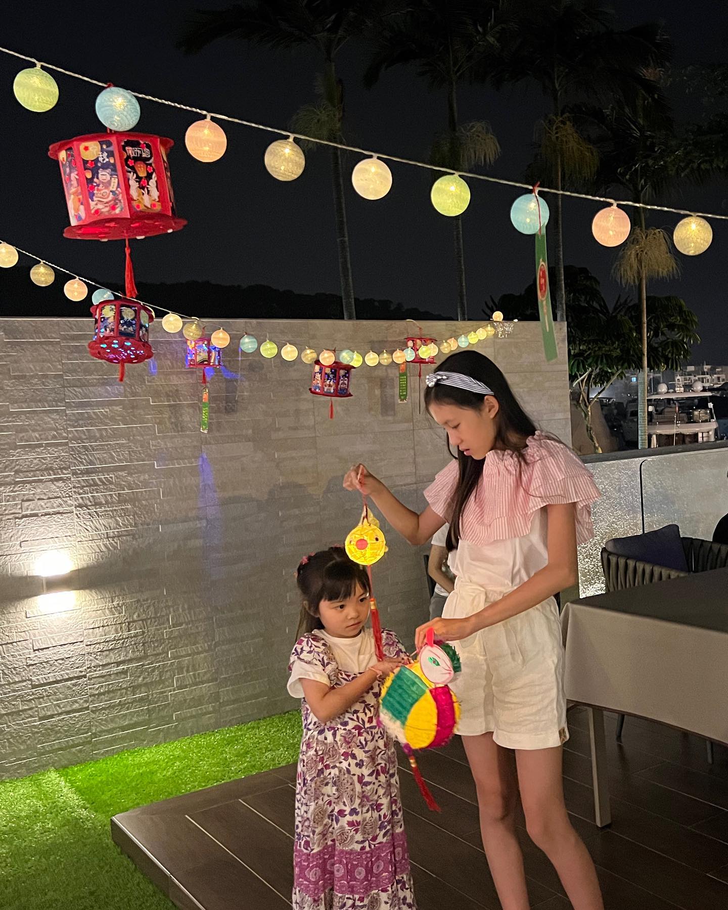 中秋節當日Tania與表妹在西貢豪宅的花園玩燈籠。（IG@khy_official）