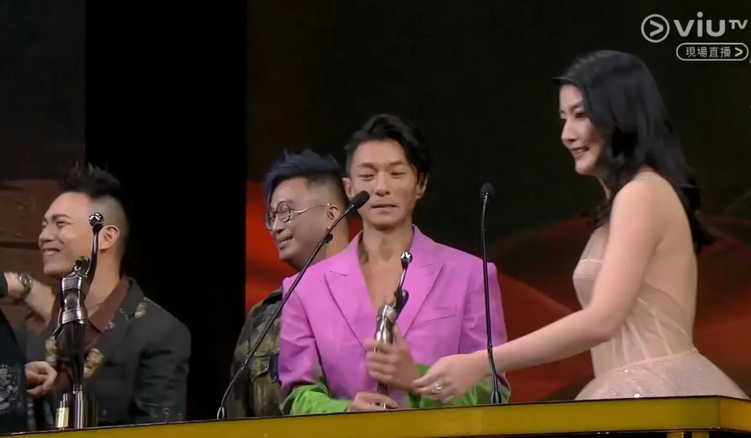 Kelly現身香港電影金像獎頒獎典禮，擔任「最佳原創電影歌曲」頒獎嘉賓。(VIU TV電視截圖)